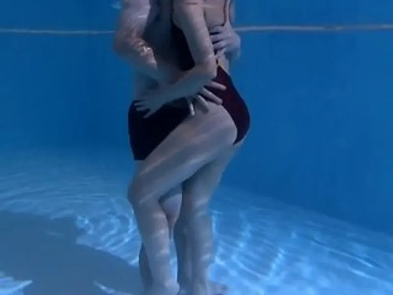 Chồng yêu lạnh nhạt, bà xã cắm sừng với hlv dạy bơi