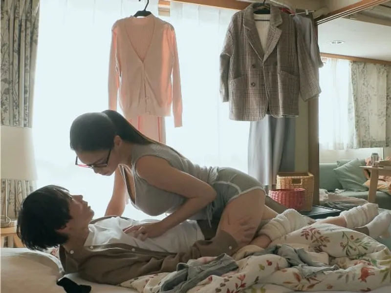được chị nhà đối diện "an ủi" khi ghệ đi ngoại tình